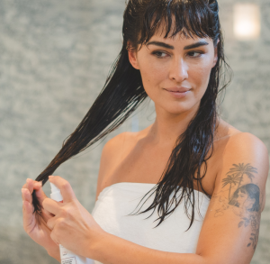 Aplicación del spray protector hidratante Life's Flower de Ybera Paris